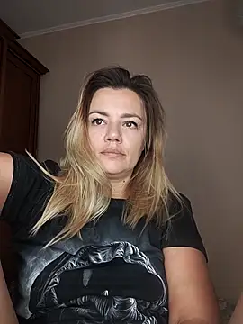 Snapshot of KrissSexi chatting on 10.17.25 KrissSexi online show from 10.17.25