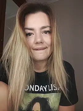 Snapshot of KrissSexi chatting on 11.04.25 KrissSexi online show from 11.04.25