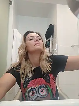 Snapshot of KrissSexi chatting on 11.11.25 KrissSexi online show from 11.11.25