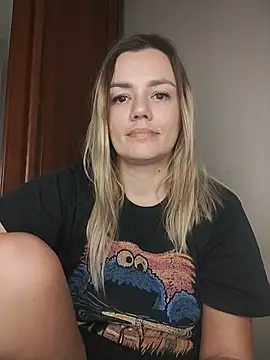 Snapshot of KrissSexi chatting on 11.22.25 KrissSexi online show from 11.22.25