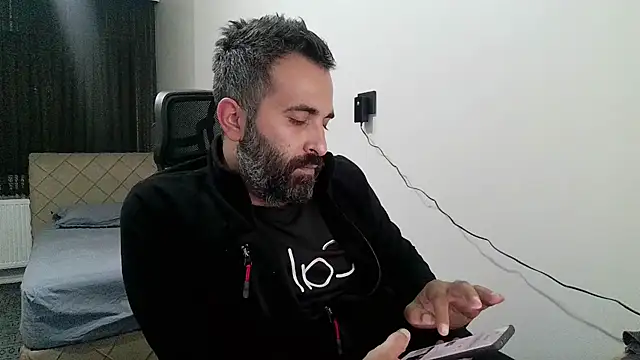 Snapshot of tgltplsr chatting on 11.01.25 tgltplsr online show from 11.01.25