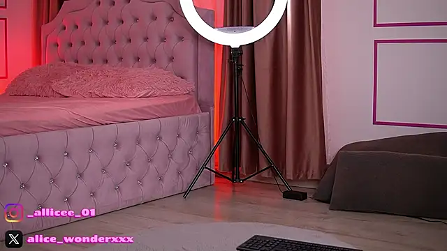 Snapshot of Abbela_White chatting on 11.13.25 Abbela White online show from 11.13.25