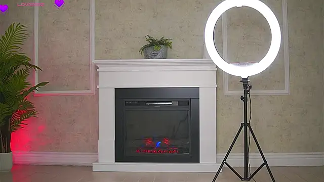 Snapshot of Abbela_White chatting on 11.18.25 Abbela White online show from 11.18.25