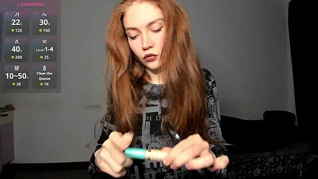 Snapshot of KitsuneRem chatting on 09.24.25 KitsuneRem online show from 09.24.25