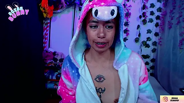 Snapshot of Roxanbunny1 chatting on 09.15.25 Roxanbunny1 online show from 09.15.25