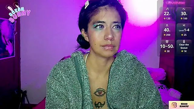 Snapshot of Roxanbunny1 chatting on 11.19.25 Roxanbunny1 online show from 11.19.25