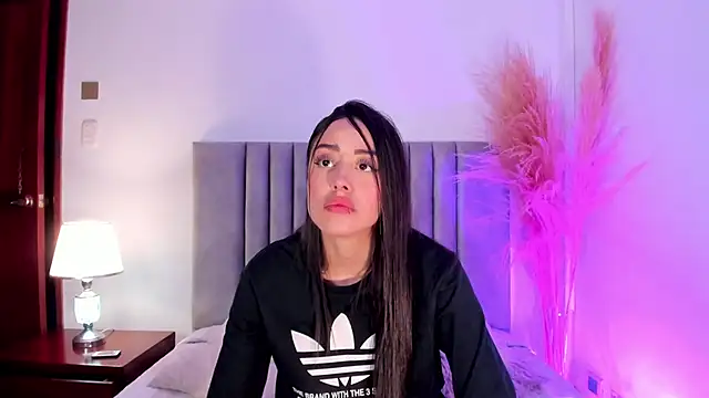 Snapshot of NoraDasilva chatting on 01.10.25 NoraDasilva online show from 01.10.25