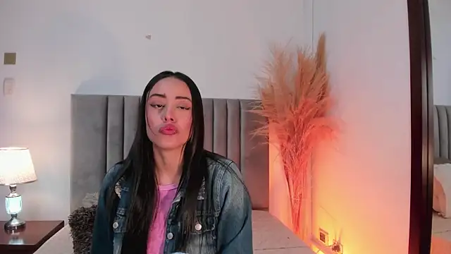 Snapshot of NoraDasilva chatting on 02.19.25 NoraDasilva online show from 02.19.25