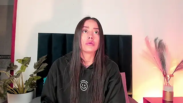 Snapshot of NoraDasilva chatting on 10.08.25 NoraDasilva online show from 10.08.25