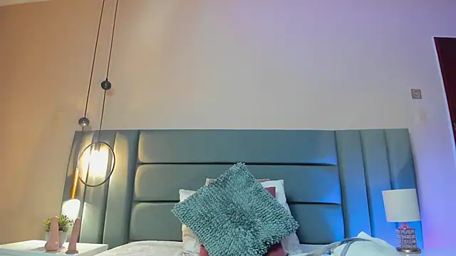 Snapshot of NoraDasilva chatting on 10.16.25 NoraDasilva online show from 10.16.25