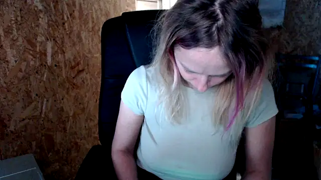 Snapshot of las_sweet chatting on 12.17.25 las sweet online show from 12.17.25