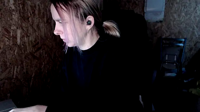 Snapshot of las_sweet chatting on 12.22.25 las sweet online show from 12.22.25