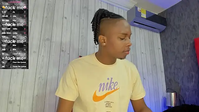 Snapshot of DominicSccott chatting on 03.03.25 DominicSccott online show from 03.03.25