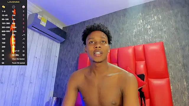 Snapshot of DominicSccott chatting on 03.07.25 DominicSccott online show from 03.07.25