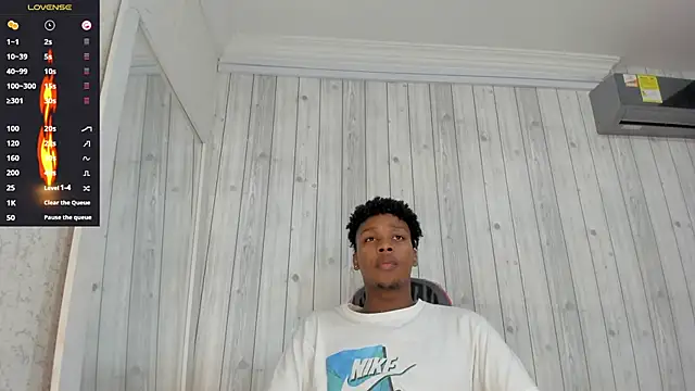 Snapshot of DominicSccott chatting on 03.10.25 DominicSccott online show from 03.10.25