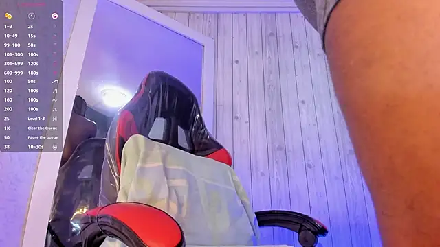 Snapshot of DominicSccott chatting on 11.13.25 DominicSccott online show from 11.13.25