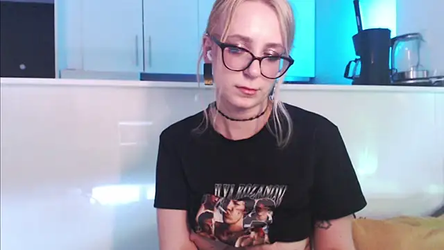 Snapshot of welliza chatting on 05.18.26 welliza online show from 05.18.26