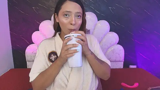 Snapshot of _MiaBrown_ chatting on 04.21.26 MiaBrown online show from 04.21.26