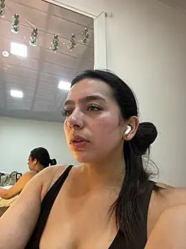 Snapshot of Nicollemays chatting on 02.11.25 Nicollemays online show from 02.11.25