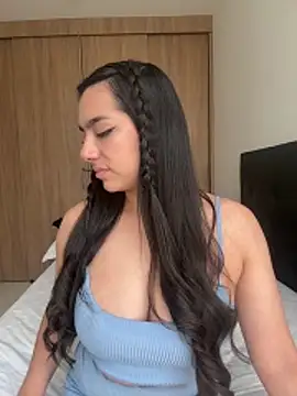 Snapshot of Nicollemays chatting on 04.18.26 Nicollemays online show from 04.18.26