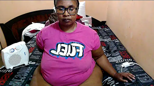 Snapshot of ZOQULUx chatting on 05.22.26 ZOQULUx online show from 05.22.26