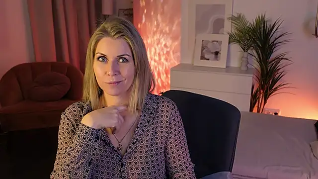 Annie Light online show from 12.16.25