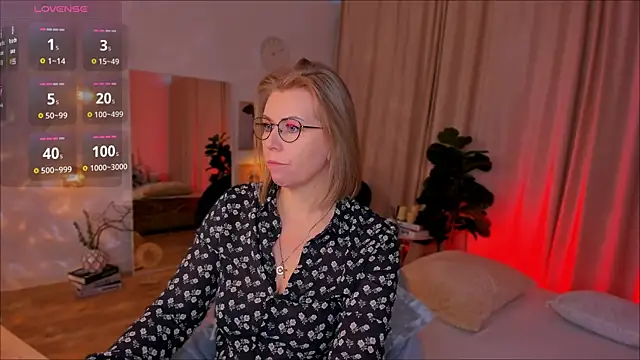 Snapshot of Annie_Light chatting on 04.09.26 Annie Light online show from 04.09.26