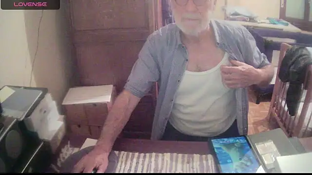 Snapshot of terrybare chatting on 03.05.25 terrybare online show from 03.05.25