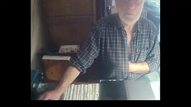 Snapshot of terrybare chatting on 12.05.25 terrybare online show from 12.05.25