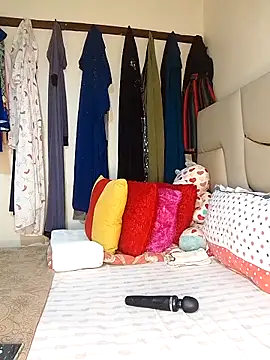 Snapshot of NicRaisaa chatting on 02.18.25 NicRaisaa online show from 02.18.25