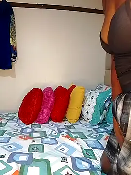 Snapshot of NicRaisaa chatting on 02.25.25 NicRaisaa online show from 02.25.25