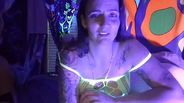 Snapshot of Emma-Rae chatting on 02.19.25 Emma-Rae online show from 02.19.25