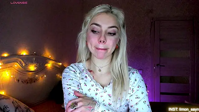 LillyMoure  online show from 04.05.26