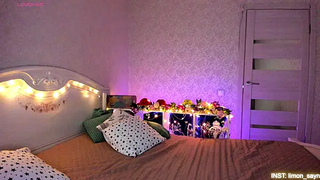 Snapshot of LillyMoure_ chatting on 04.19.26 LillyMoure online show from 04.19.26