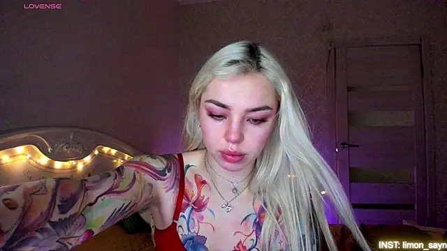 Snapshot of LillyMoure_ chatting on 04.24.26 LillyMoure online show from 04.24.26