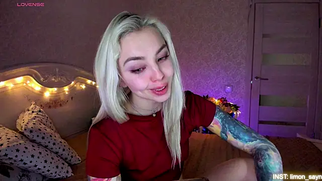Snapshot of LillyMoure_ chatting on 04.29.26 LillyMoure online show from 04.29.26