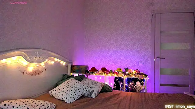 Snapshot of LillyMoure_ chatting on 05.03.26 LillyMoure online show from 05.03.26