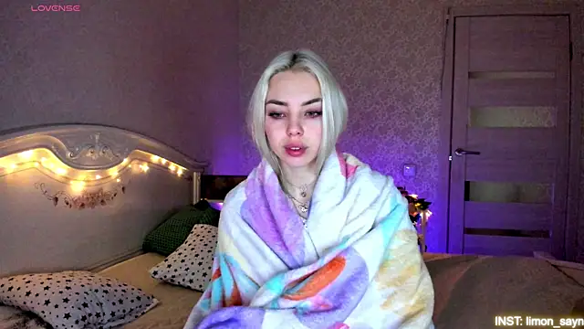 Snapshot of LillyMoure_ chatting on 05.14.26 LillyMoure online show from 05.14.26