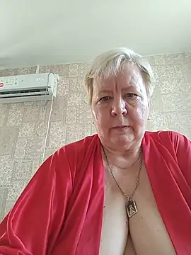 Snapshot of EffectFiona chatting on 06.19.26 EffectFiona online show from 06.19.26