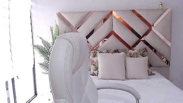 Snapshot of sophia_hadid chatting on 03.21.25 sophia hadid online show from 03.21.25