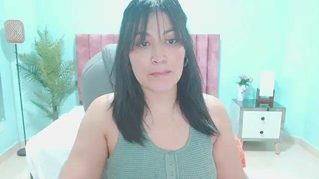 Snapshot of sophia_hadid chatting on 11.25.25 sophia hadid online show from 11.25.25