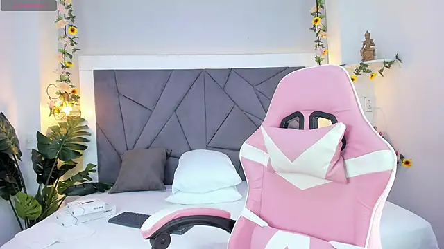 KiarhaTrixie online show from 12.14.25