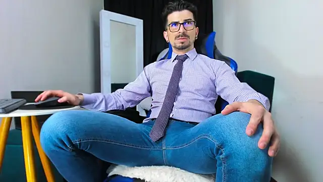 LiamCossio  online show from 01.11.25