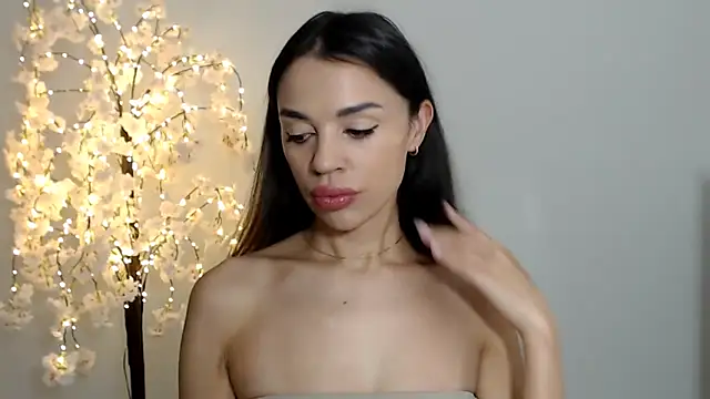 Snapshot of Mika_Gold chatting on 09.26.25 Mika Gold online show from 09.26.25