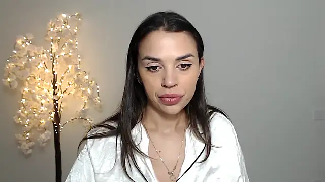 Snapshot of Mika_Gold chatting on 10.01.25 Mika Gold online show from 10.01.25