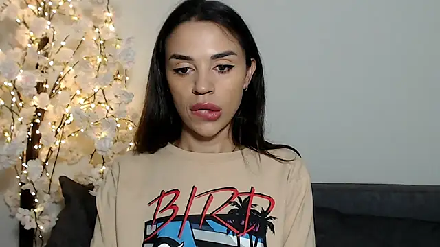 Snapshot of Mika_Gold chatting on 10.11.25 Mika Gold online show from 10.11.25