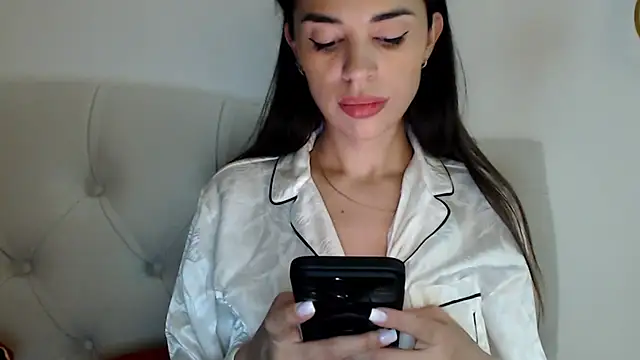 Snapshot of Mika_Gold chatting on 10.20.25 Mika Gold online show from 10.20.25