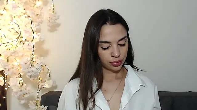 Snapshot of Mika_Gold chatting on 10.30.25 Mika Gold online show from 10.30.25