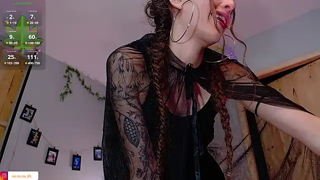 VickyJackson  online show from 12.18.25