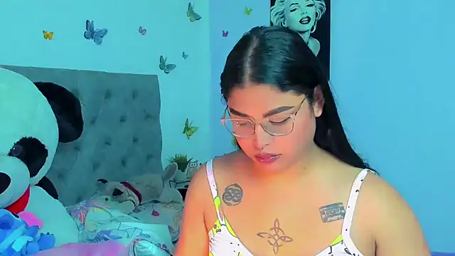 Snapshot of mabellfox chatting on 12.15.24 mabellfox online show from 12.15.24